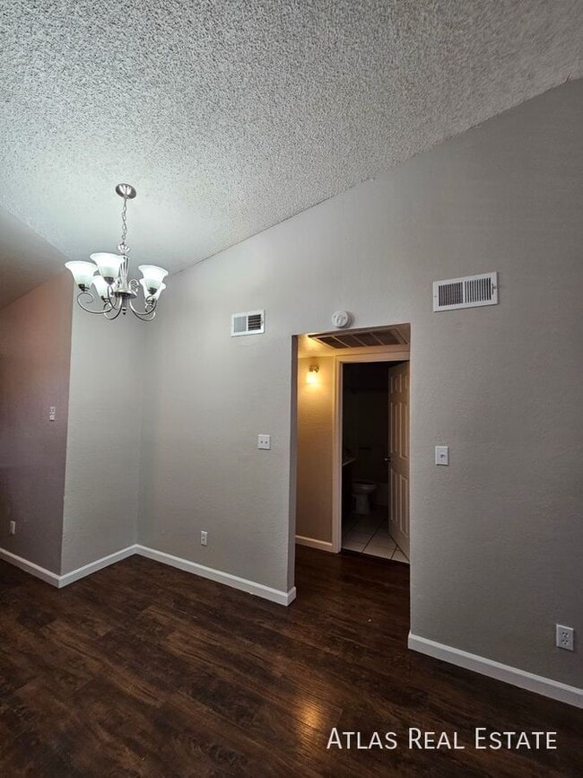 Building Photo - 306 E Vine Cir