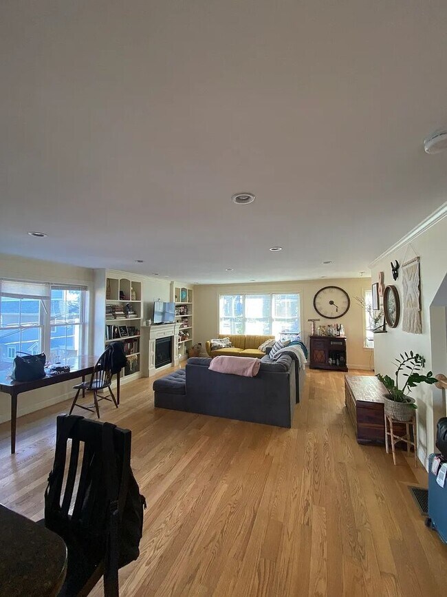 Foto del edificio - No Brokers Fee, No Security Deposit, In-Unit Washer and Dryer, Central Heat/AC, One Parking is In...