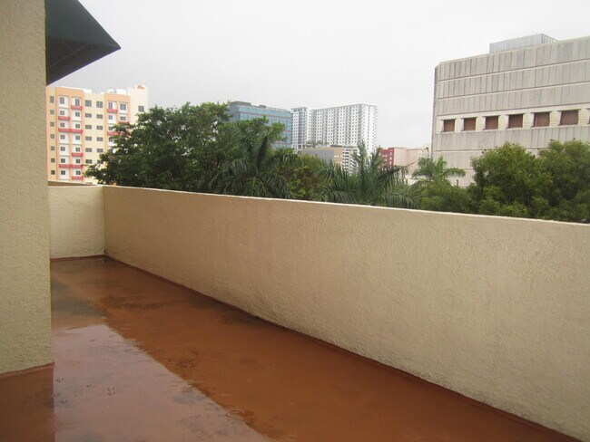 Foto del edificio - 600 S Dixie Hwy