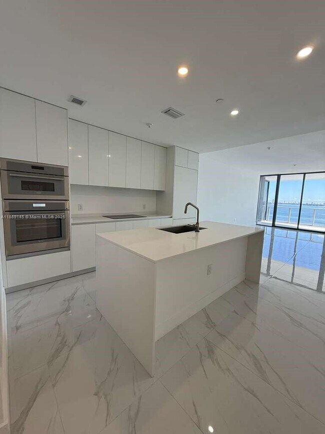 Foto del edificio - 700 NE 24th St