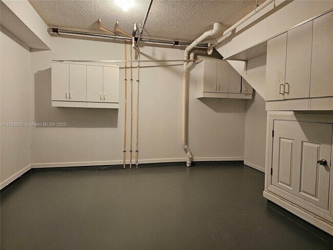 Foto del edificio - 5800 W Sample Rd