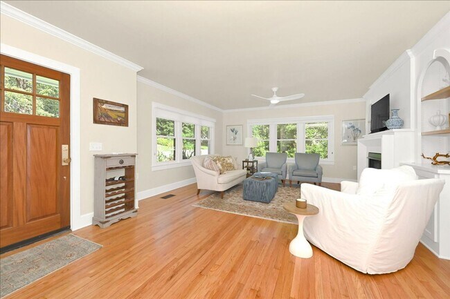 Building Photo - 4 Bedroom, 2 Bath