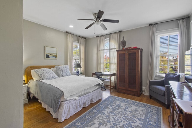 Building Photo - 633 College St