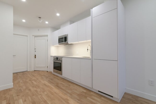 Building Photo - 2050 Av. Claremont