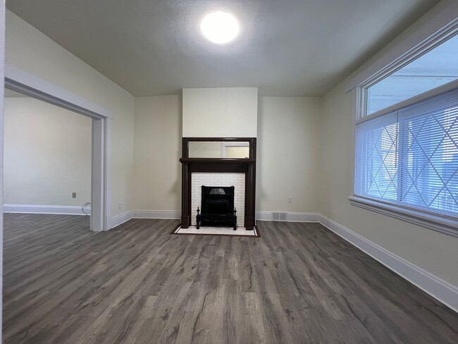 Foto del edificio - 2BR house with fenced in backyard!