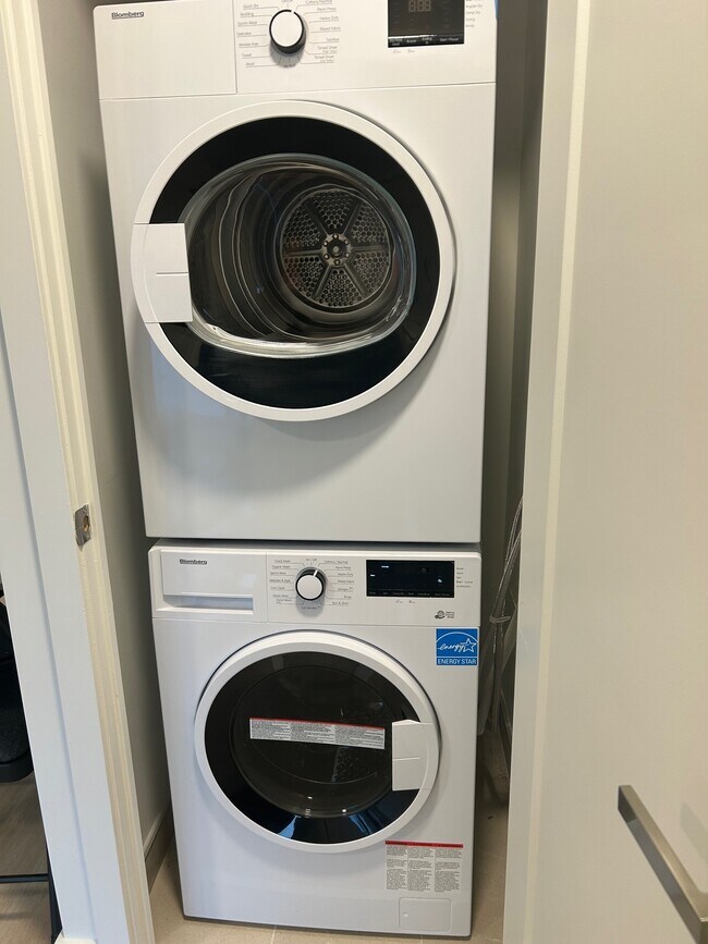 washer/dryer - 415 Main St W