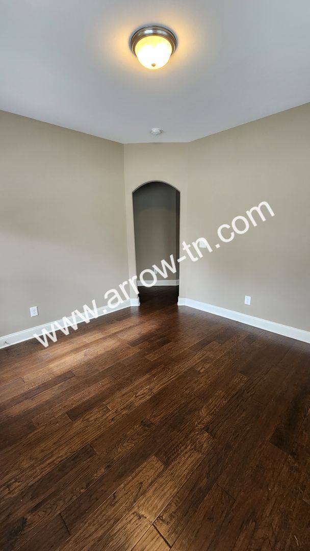 Building Photo - Fantastic End Unit Townhome in Franklin!