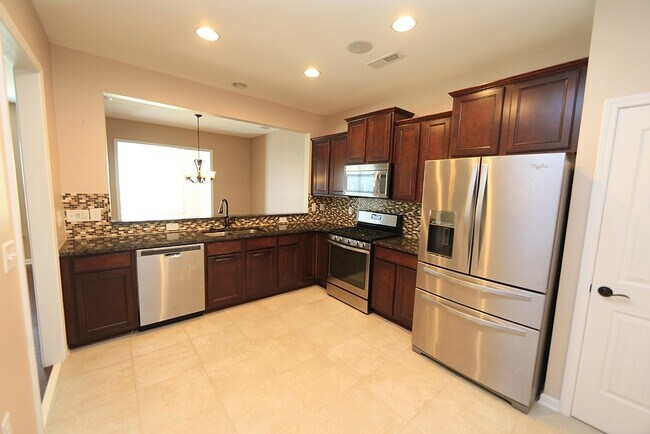 Foto del edificio - Upgraded End Unit Townhome in Brier Creek!
