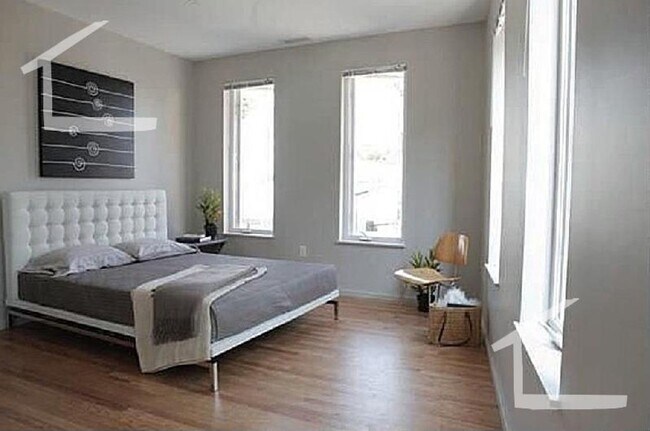 Building Photo - Nicely renovated 5 bed townhouse with all the extras!