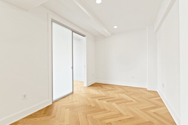 Foto del edificio - 301 E 21st St