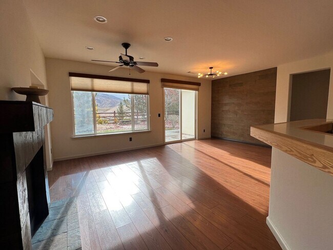 Foto del edificio - Unique Del Webb at Sierra Canyon Home with Views Available for Lease!