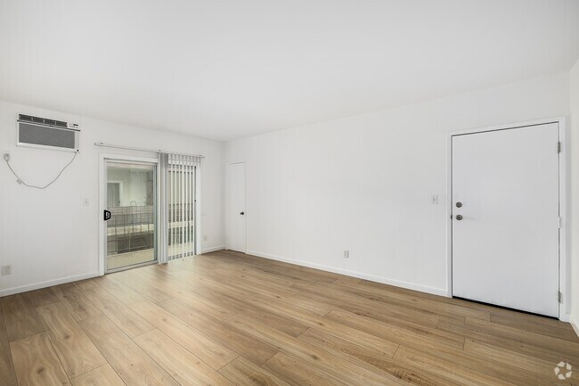 2 habitaciones, 1,5 baños - 900 pies cuadrados - Sala de estar - 5640 Fair Ave