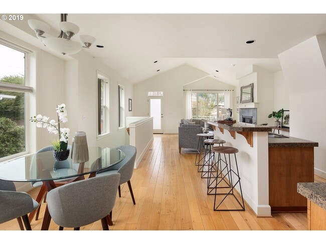 Photo - Amazing 3 bed / 2.5 bath Duplex with Bonus Room! House