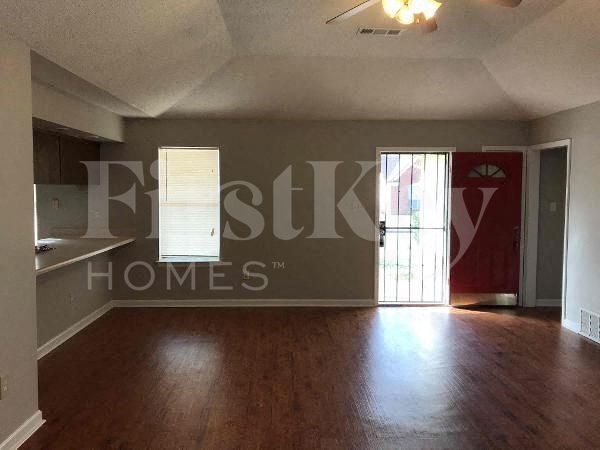 Foto del edificio - 5400 Leaning Oak Drive