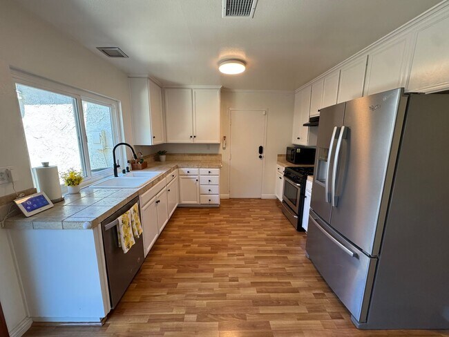 Foto del edificio - Light-Filled 3-Bedroom Home in Desirable Agoura Hills Community