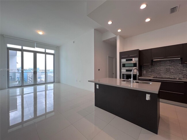 Foto del edificio - 7825 NW 107th Ave