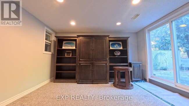 Building Photo - 40 Cranberry Ln