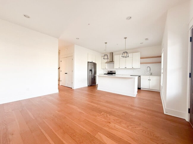 Building Photo - 4-Bedroom HOA Townhome with Pool Access Near Downtown Cookeville