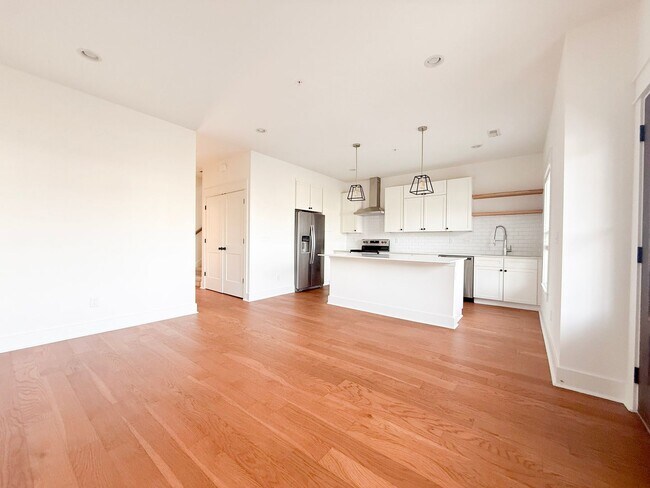 Foto del edificio - 4-Bedroom HOA Townhome with Pool Access Near Downtown Cookeville