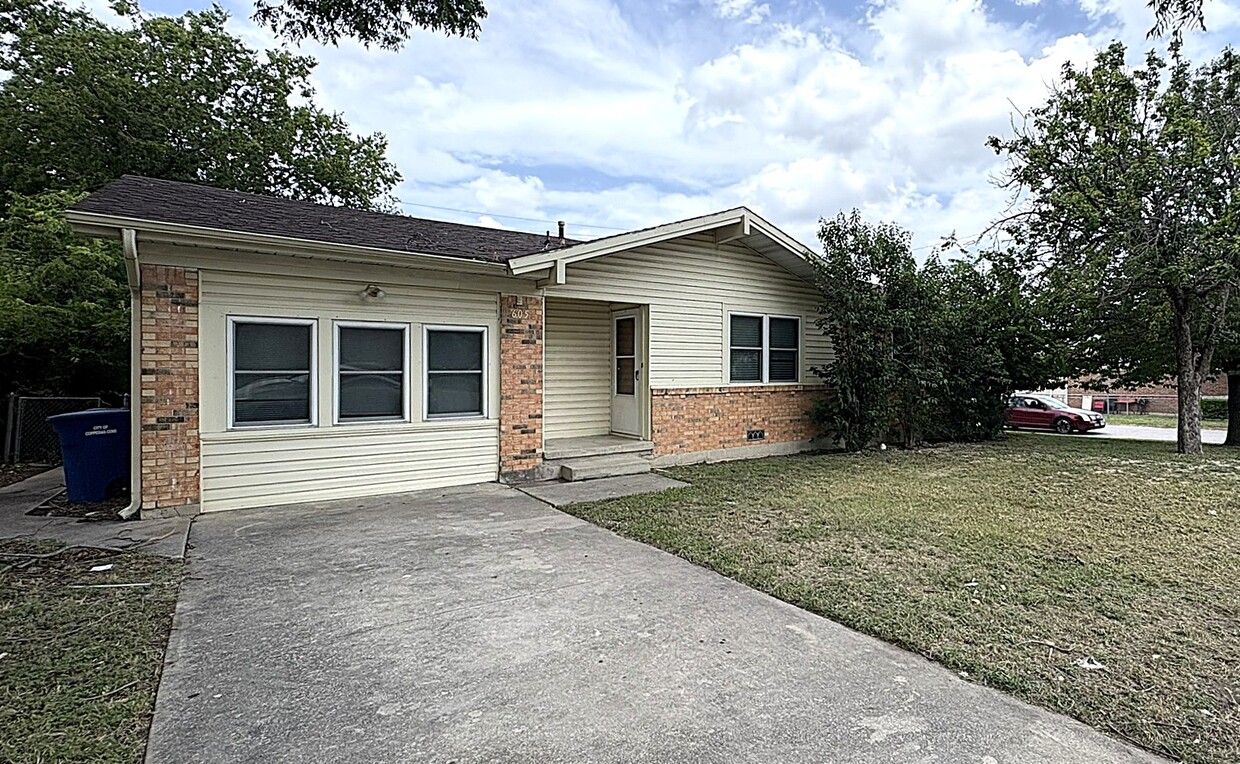 Primary Photo - 605 E Robertson Ave