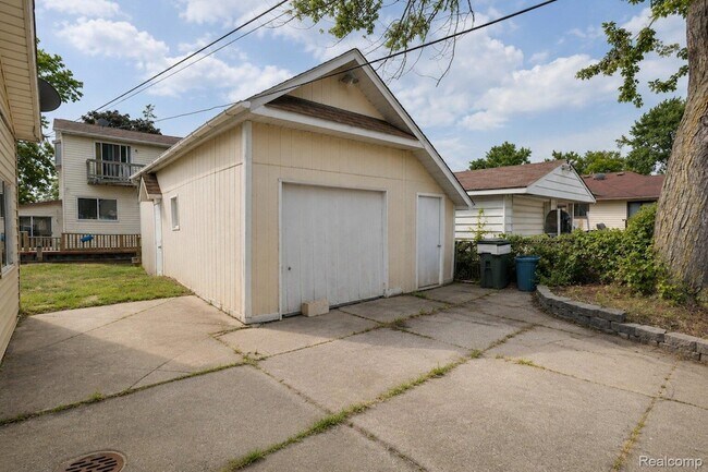 Building Photo - 22464 Beach St
