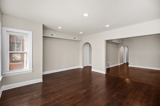 Building Photo - 4146 W Cornelia Ave
