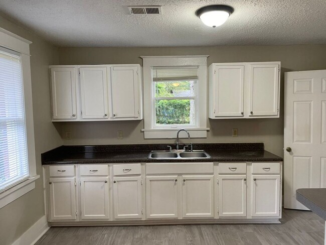 Building Photo - Charming 2-Bedroom Home with Spacious Living Areas in East Memphis