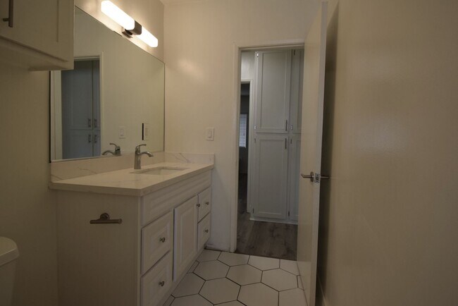 Foto del edificio - 5117 Laurel Canyon Blvd