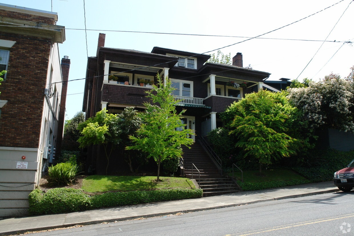 Building Photo - 2314 SW Vista Ave