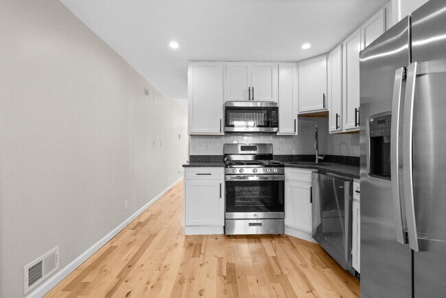 Foto del edificio - 137 N Montford Ave