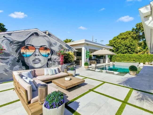 Building Photo - 2210 NE 3rd Ave