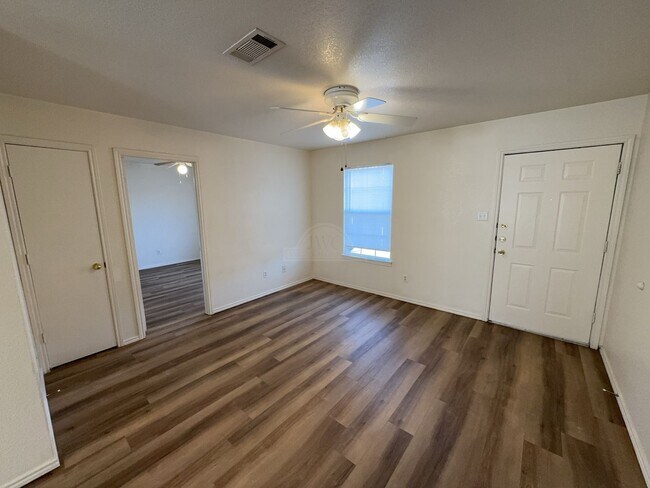 Foto del edificio - 1709 Spring Rose Cir