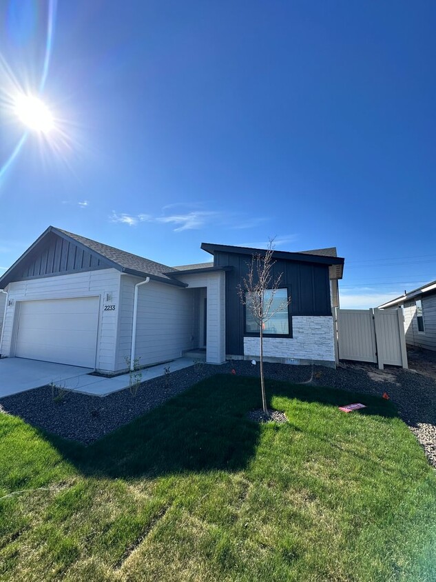 Foto principal - 3 Bedroom and 2 bath located in a vibrant,...