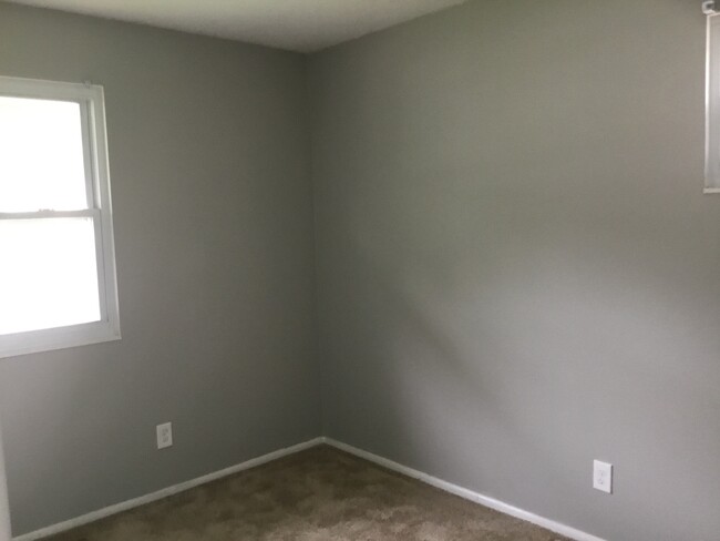 Building Photo - 3 bed 1 bath house with Fenced in Back Yar...