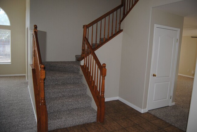 Building Photo - 10101 St Albans Ave