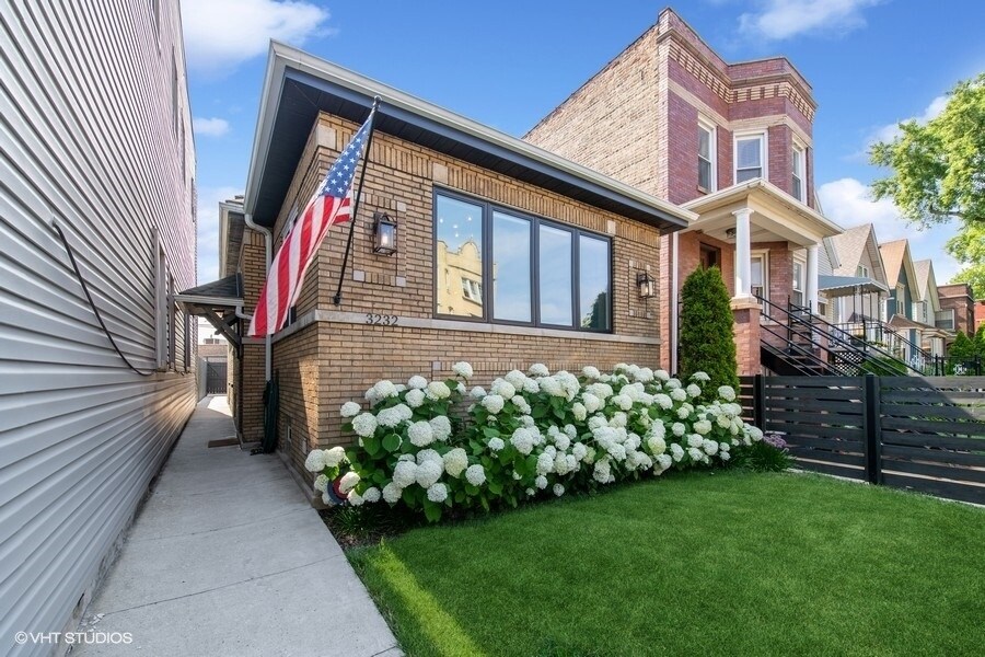 Primary Photo - 3232 N Troy St