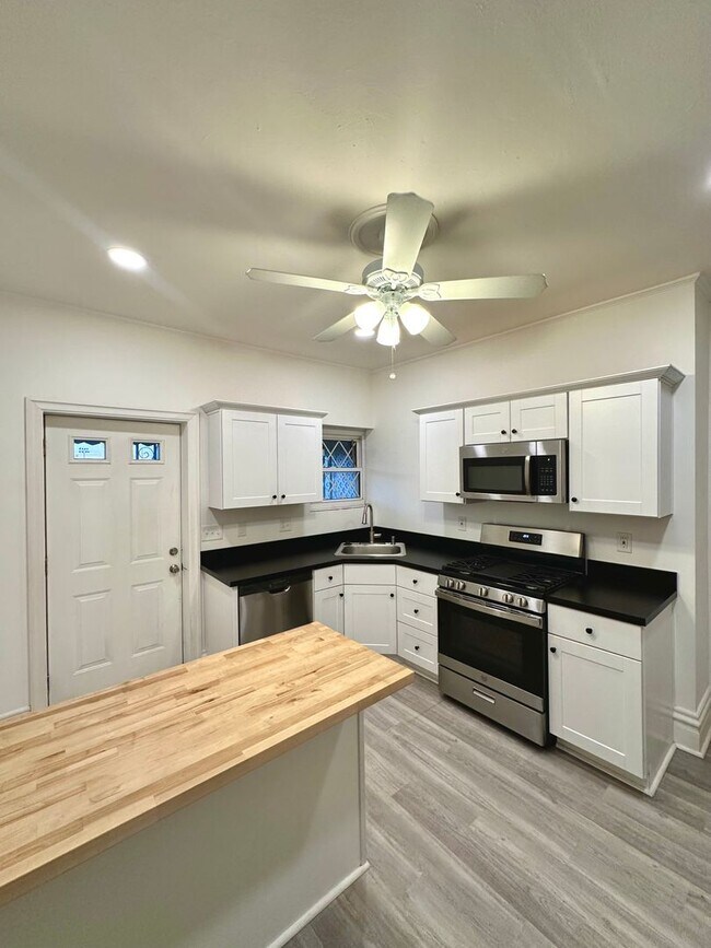 Foto del edificio - Fully Renovated 2 Bed, 1 Bath w/ Bonus Roo...
