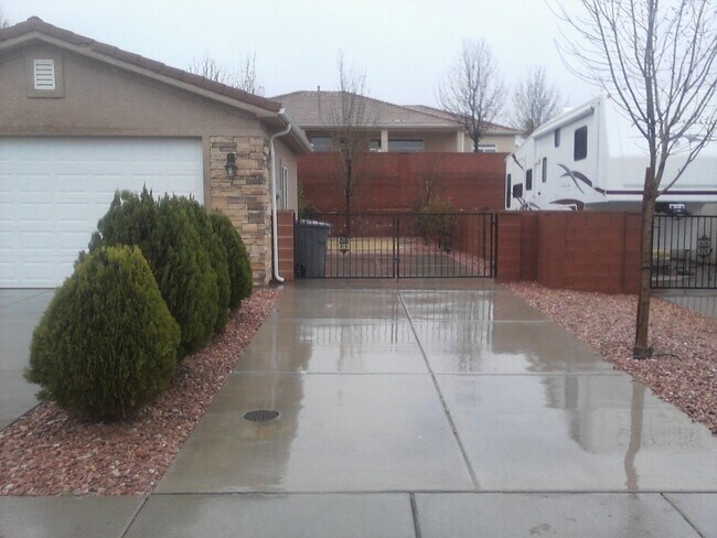 Building Photo - Beautiful home with RV pad