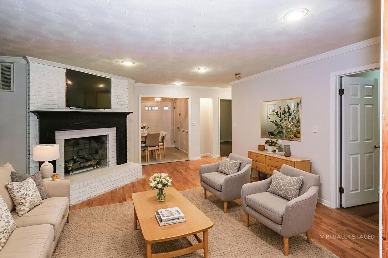 Beautiful Single Family Rambler with Huge Yard and Off Street Parking - Beautiful Single Family Rambler with Huge Yard and Off Street Parking