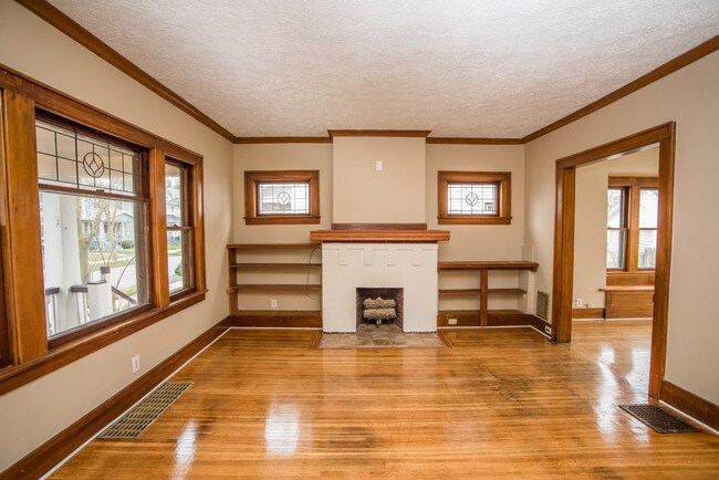 Foto del edificio - 69 Raeburn Ave