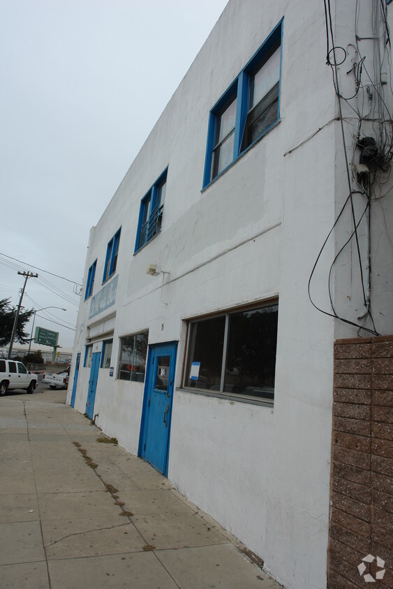 Building Photo - 13-15 E Lake St