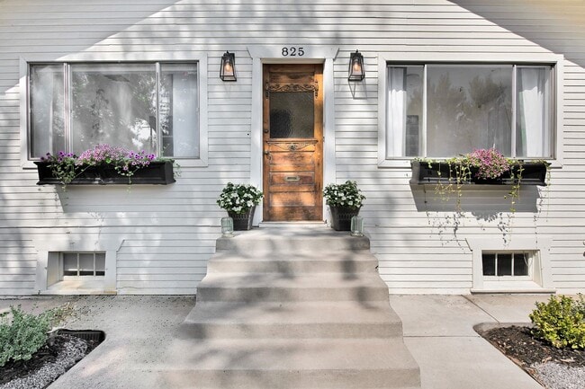 Building Photo - Elegant Fully Furnished 1BR Basement Suite...