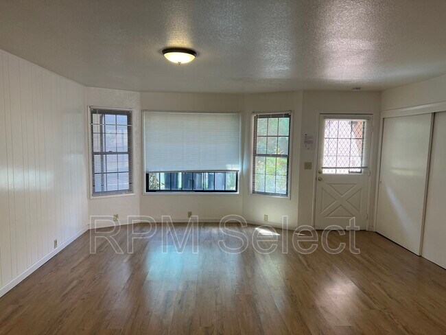 Foto del edificio - 251 Aurora Ave