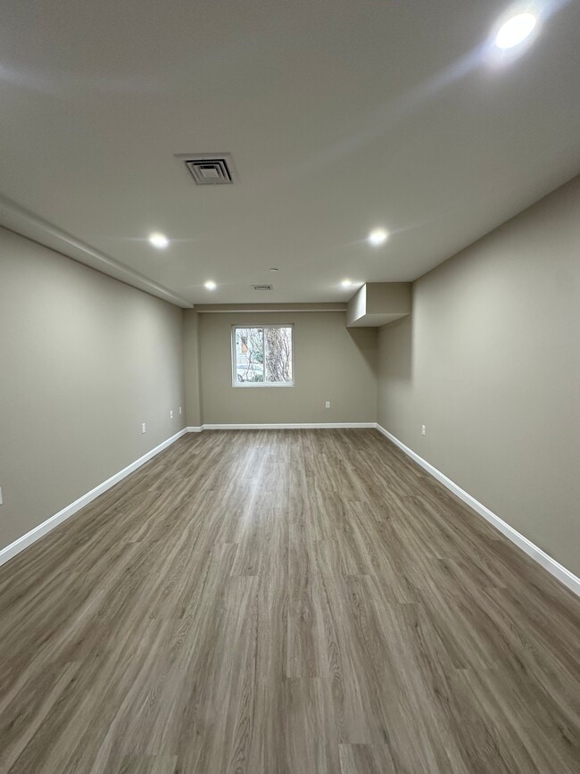 Building Photo - 64 Willard St