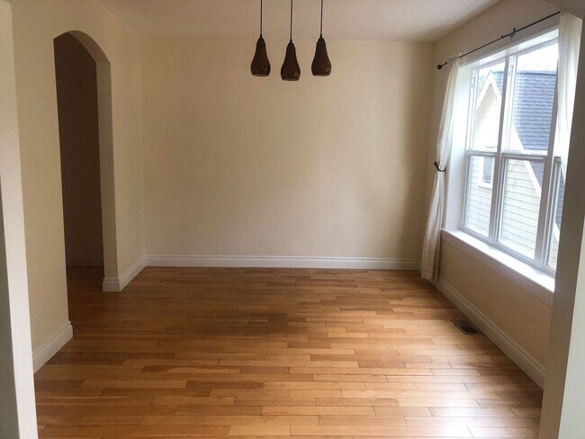 Building Photo - $1,200 off 1st Full Month's Rent Move in S...