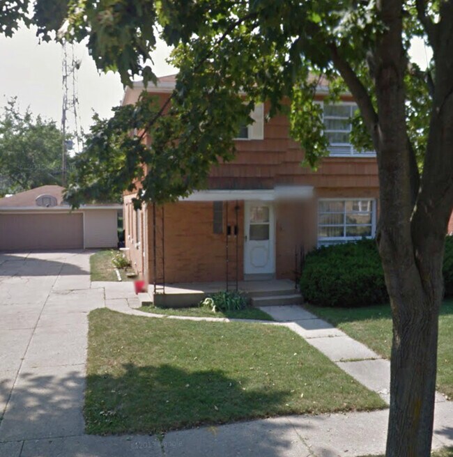 Building Photo - 1203 1205 S 111th St