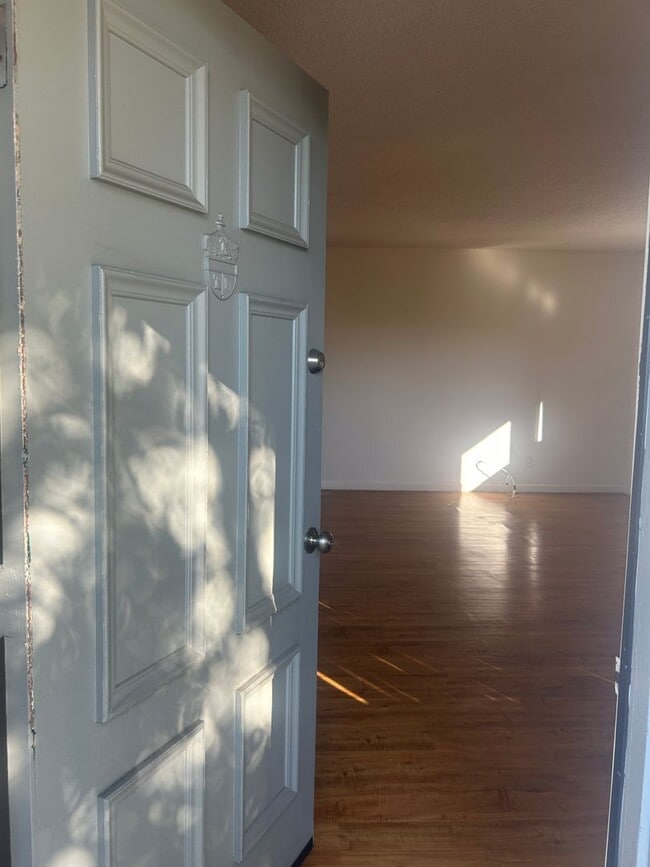 Building Photo - Tranquil Condo 2+1 with Pool View