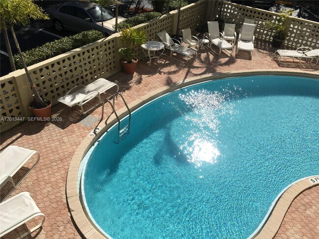 Foto del edificio - 77 Crandon Blvd