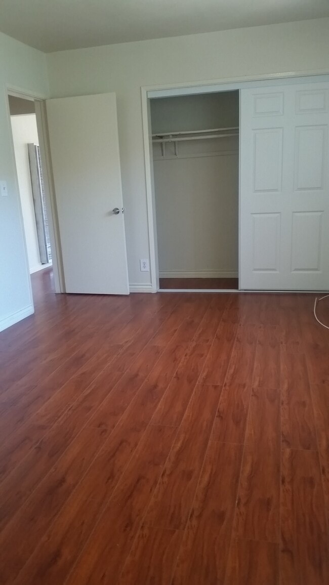 Building Photo - 15418 Larch Ave