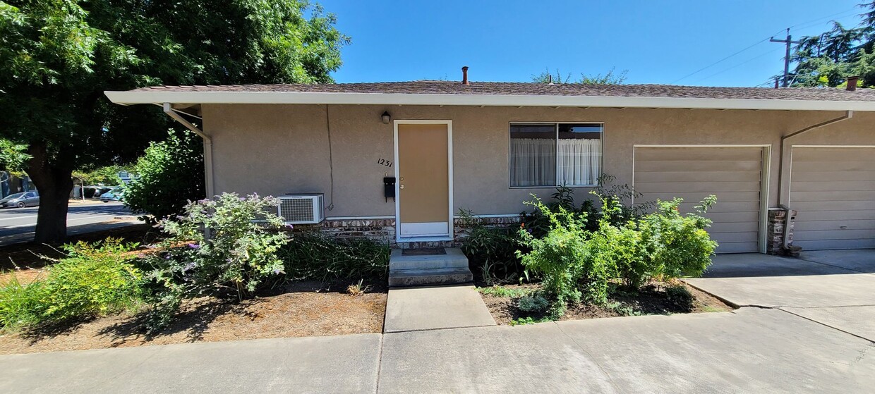 Foto principal - Central Davis Duplex home close to Parks a...